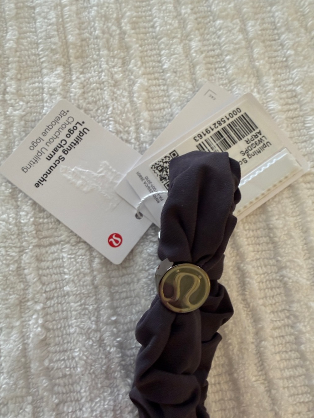 lululemon athletica Uplifting Scrunchie with Logo Charm in Atmospheric Purple - Picture 3 of 3